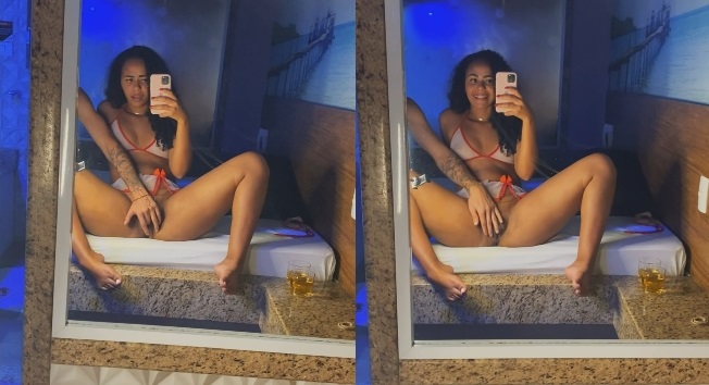 Safado batendo siririca para namorada negra deliciosa