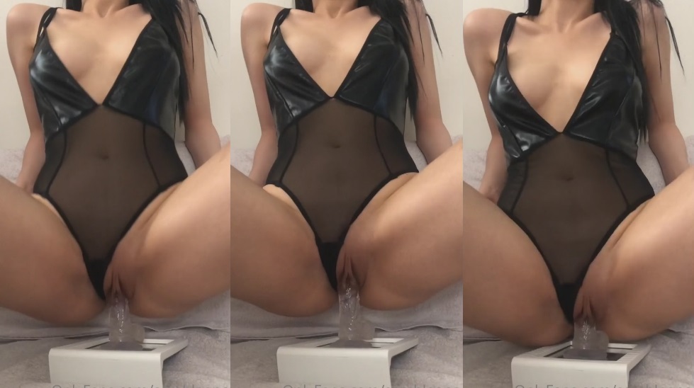 Sarah Leone quicando com cacete de borracha na buceta melada