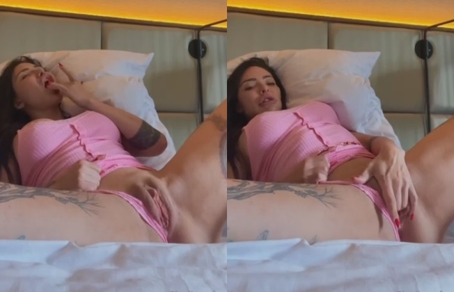 Bucetuda Flavia Oliver caiu na net se masturbando na cama