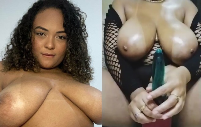 Manuzinha Black gozando com escova na buceta