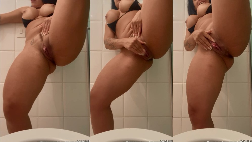Melissa Pitanga tira calcinha e masturba a buceta grelhuda no privacy