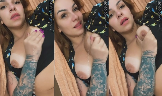 Monique Magnani caiu na net alisando e apertando seios bicudos