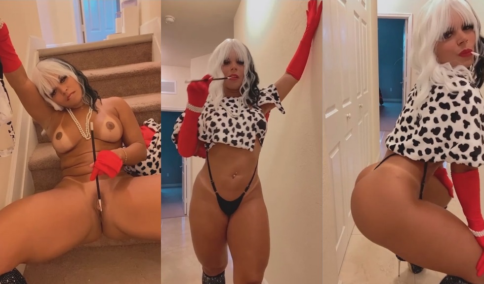 Mulher Jaca puxando calcinha no bucetão grelhudo com peitos de fora