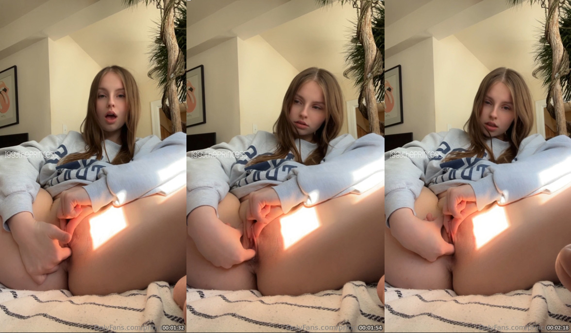 Novinha Princessiggy gozando com dedinhos na bucetinha