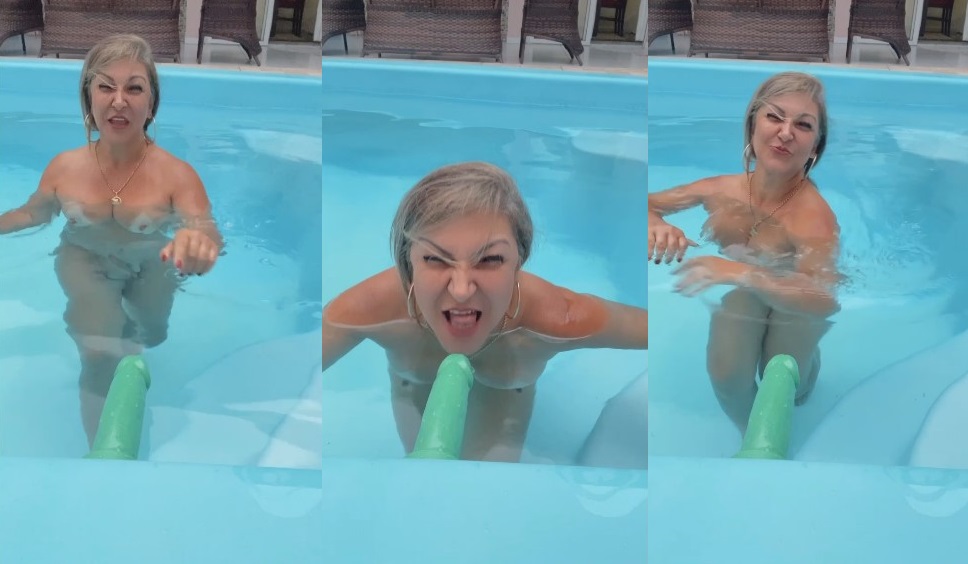 Rainha Tantrica vídeo amador na piscina brincando com consolo grande