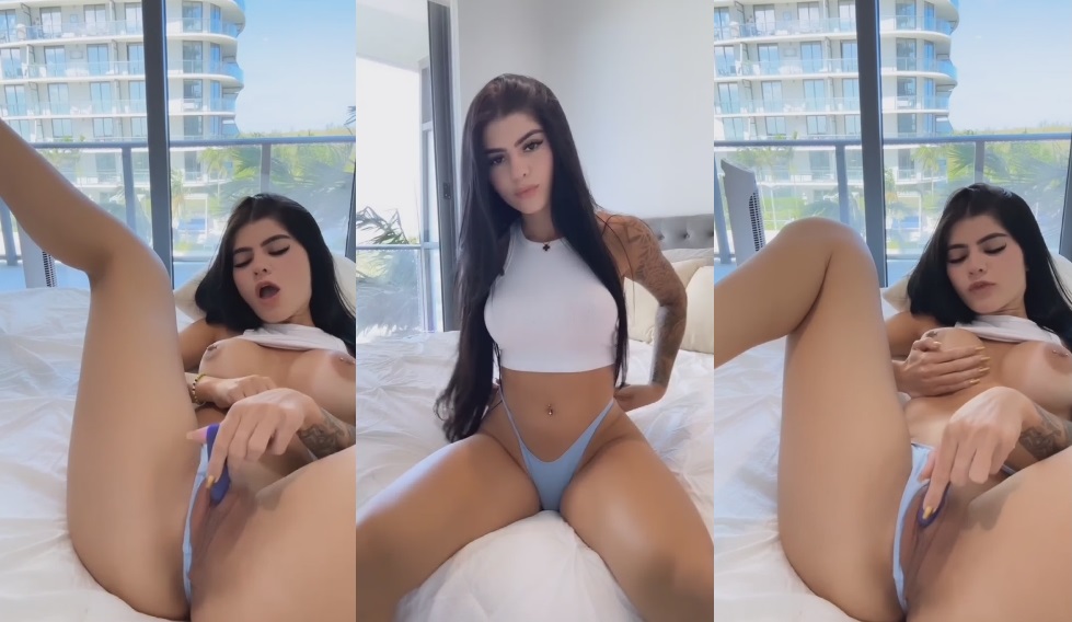 Tesuda do Insta pelada se masturbando no quarto do hotel