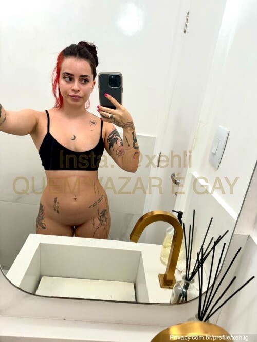 Xehli G pelada no banheiro se exibindo toda deliciosa