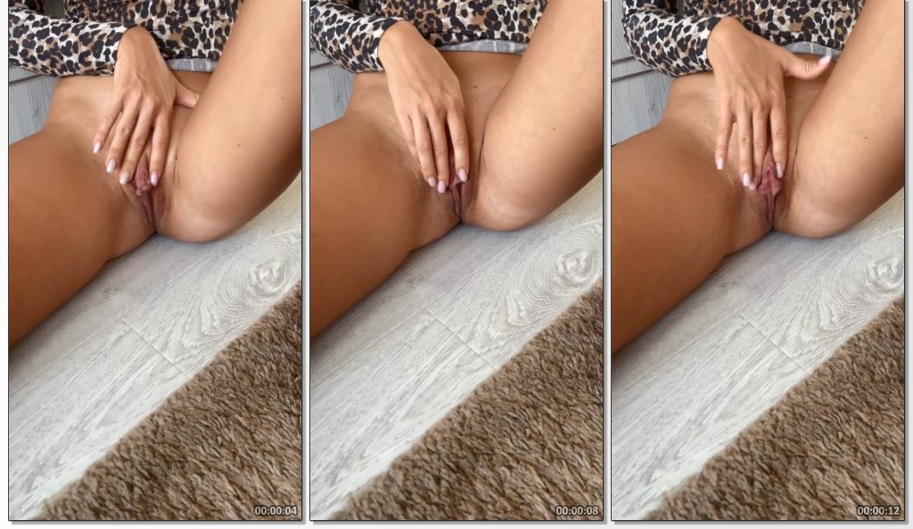 Novinha bucetuda se masturbando para seu marido