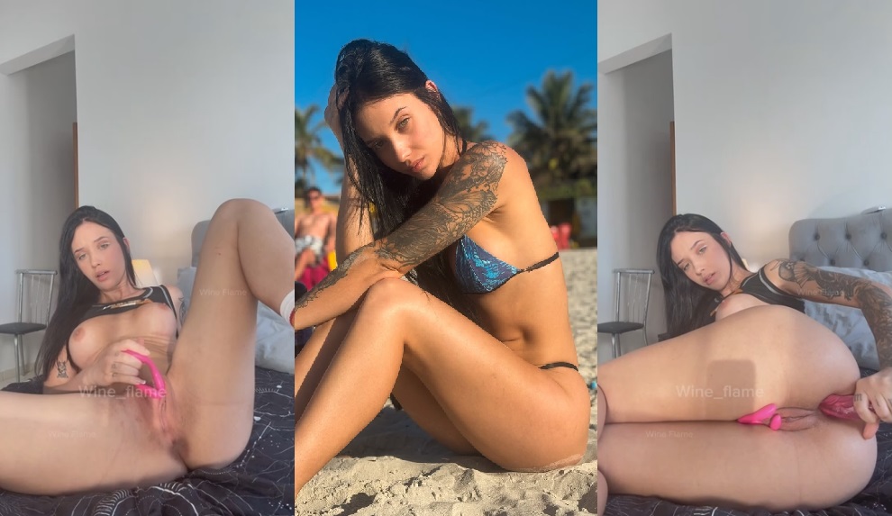 Wine Flame Onlyfans masturbando cuzinho com consolo