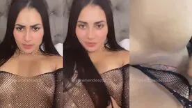 Yara Mendes pelada na cama se acariciando todinha