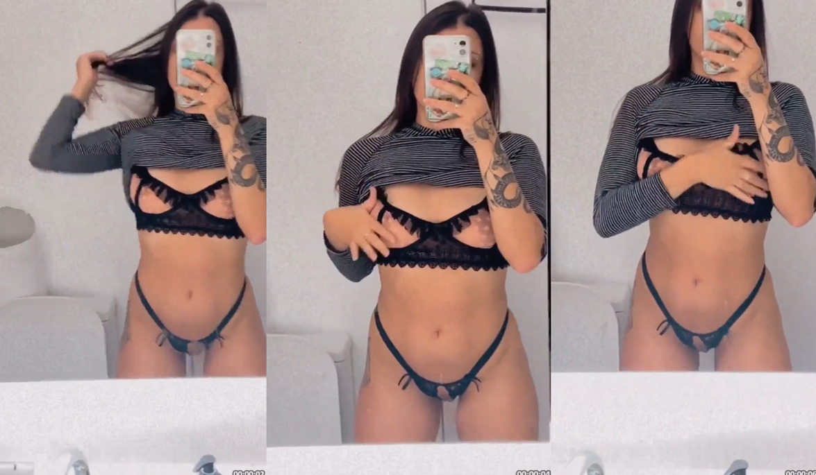 Magrinha gostosa pelada rebolando nua no espelho