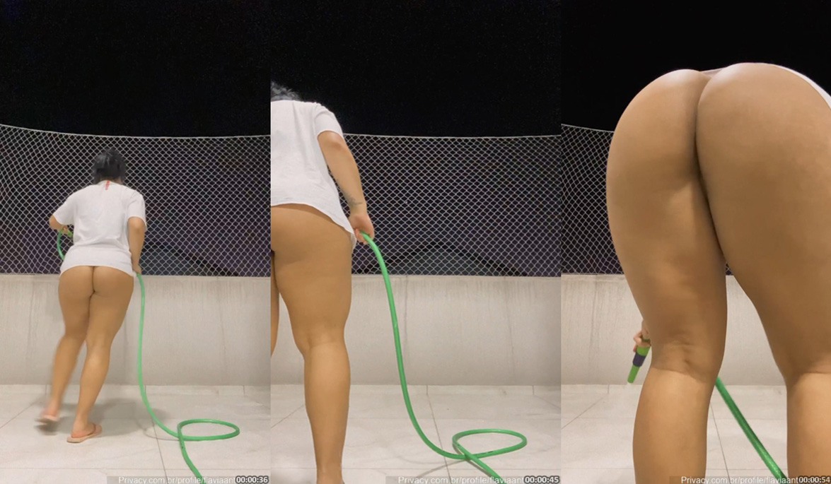 Casada gostosa sem calcinha cuidando bem de casa