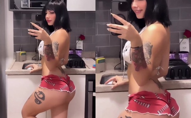 Gostosa bunduda solteira exibindo corpo quente gostoso