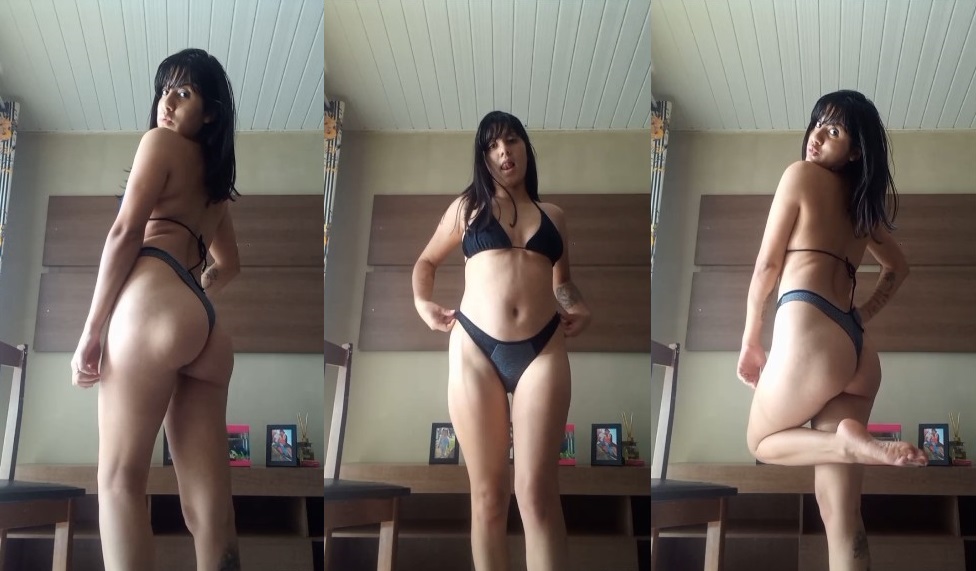 Safada de lingerie provando ser uma novinha gostosa