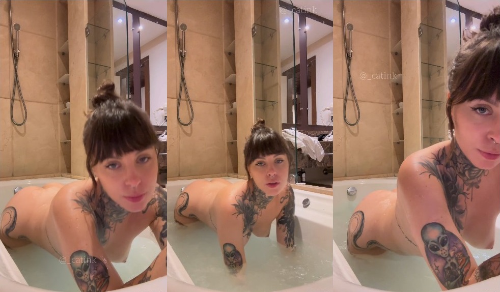 Tatuada gostosa de quatro na banheira do motel