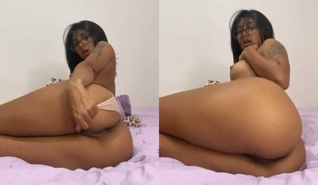 GabWlisses leak mostrando a bucetinha de ladinho na cama