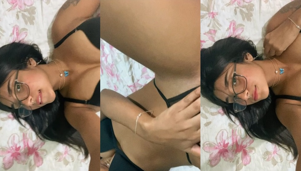 GabWlisses porn alisando a buceta com uma calcinha preta transparente