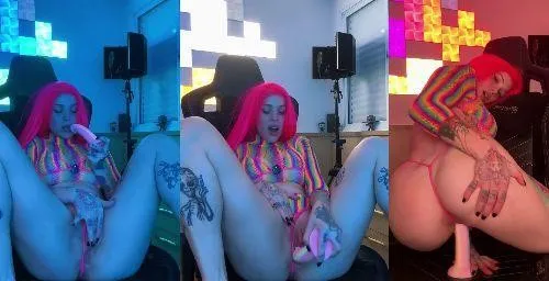 Manu Karv pelada e gostosa metendo o dedo na bucetinha lisinha